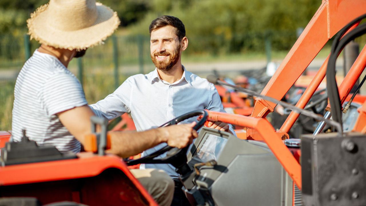 GESTÃO DE FROTAS: Gestor de frotas no agronegócio utilizando tecnologia para otimizar operações de transporte com foco em eficiência e sustentabilidade.