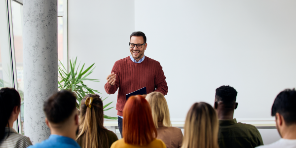 Gestor de frotas conduz palestra para motoristas sobre segurança e boas práticas no trânsito. 