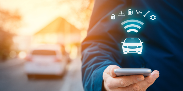 Gestor acompanhando em tempo real, pelo celular, dados completos dos veículos da frota. 