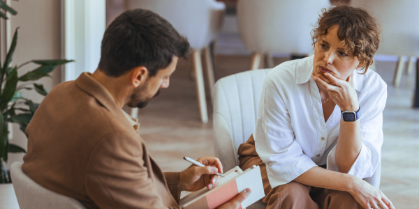 Gestores de frotas analisando, preocupados, os resultados do negócio, antes da telemetria. 