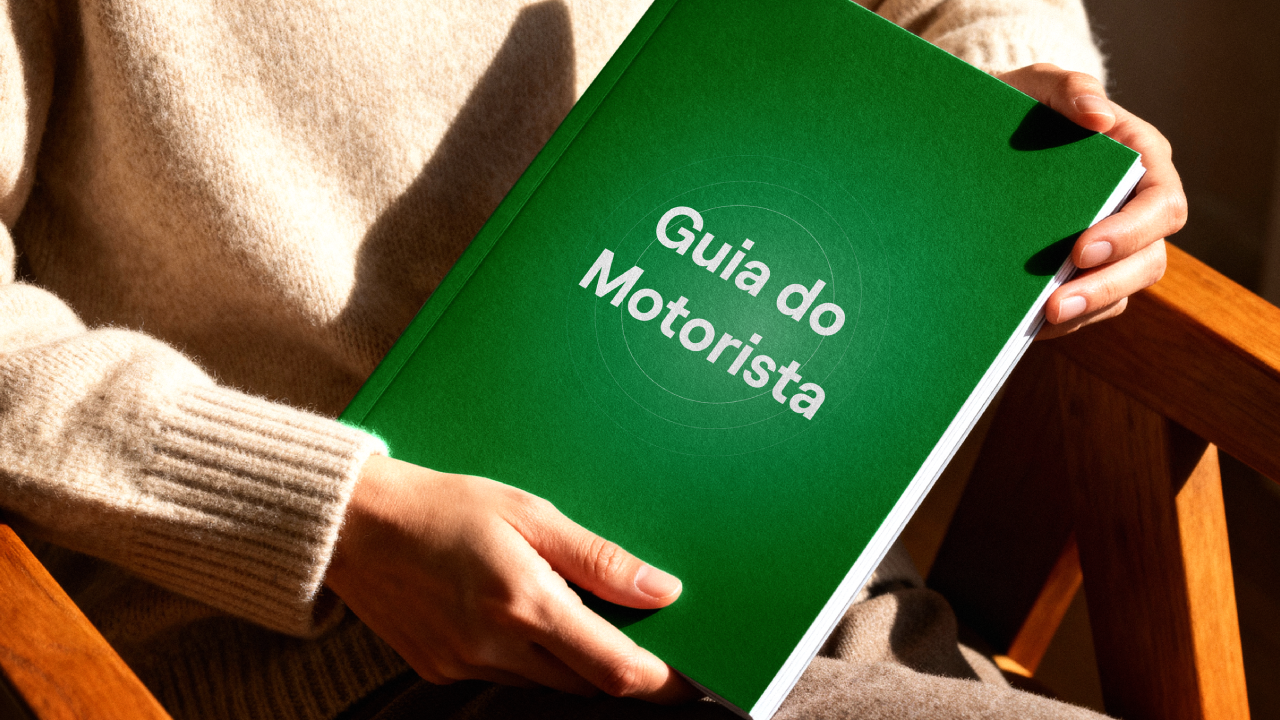 Gestor com guia prático na mão, com objetivo de identificar o comportamento de risco na direção.