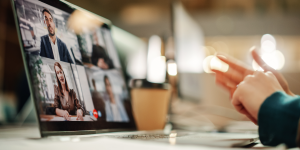 Gestor de frota conduz treinamento online com motoristas, alinhando boas práticas de condução e segurança operacional.