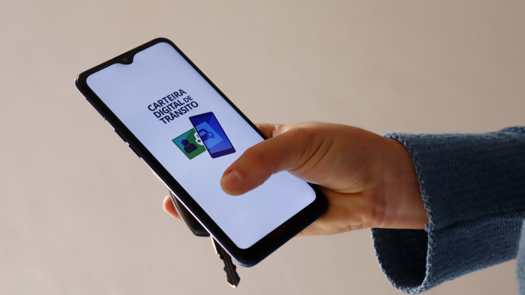 CNH 2025/2026: mudanças na CNH digital e impactos para empresas com frotas, com motorista utilizando aplicativo no celular.