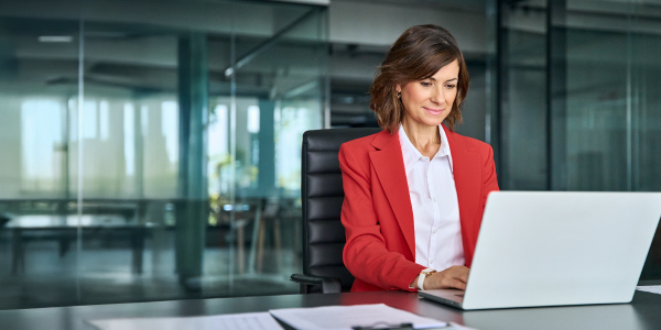 Gestora analisando dados em computador 