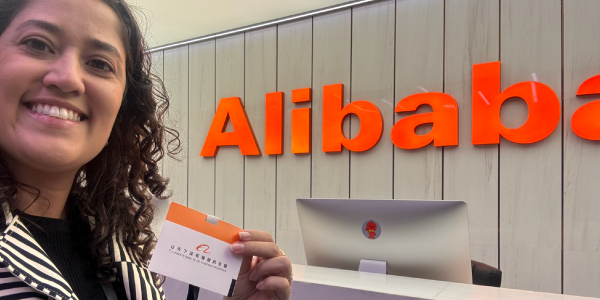 Gerente de Projetos Mobi7 Localiza em visita à sede da marca Alibaba, na China, explorando inovação em tecnologia e inteligência artificial para gestão de frotas