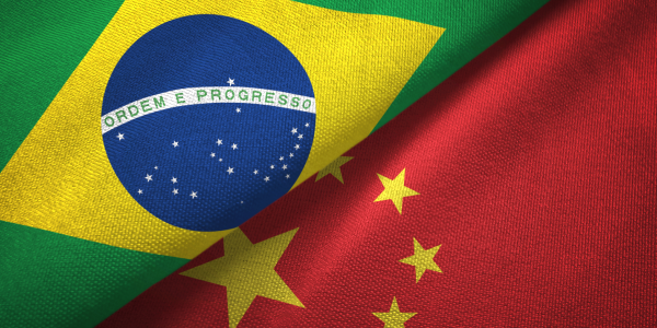 Brasil e China conectados: bandeiras lado a lado representando troca de conhecimento em tecnologia e gestão de frotas com inteligência artificial.