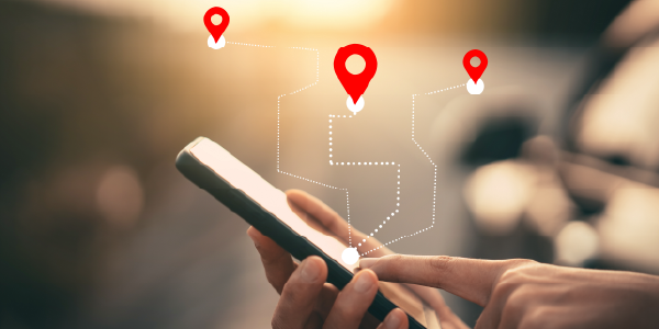 Smartphone exibindo dados de localização e telemetria para gestão eficiente de frotas corporativas.