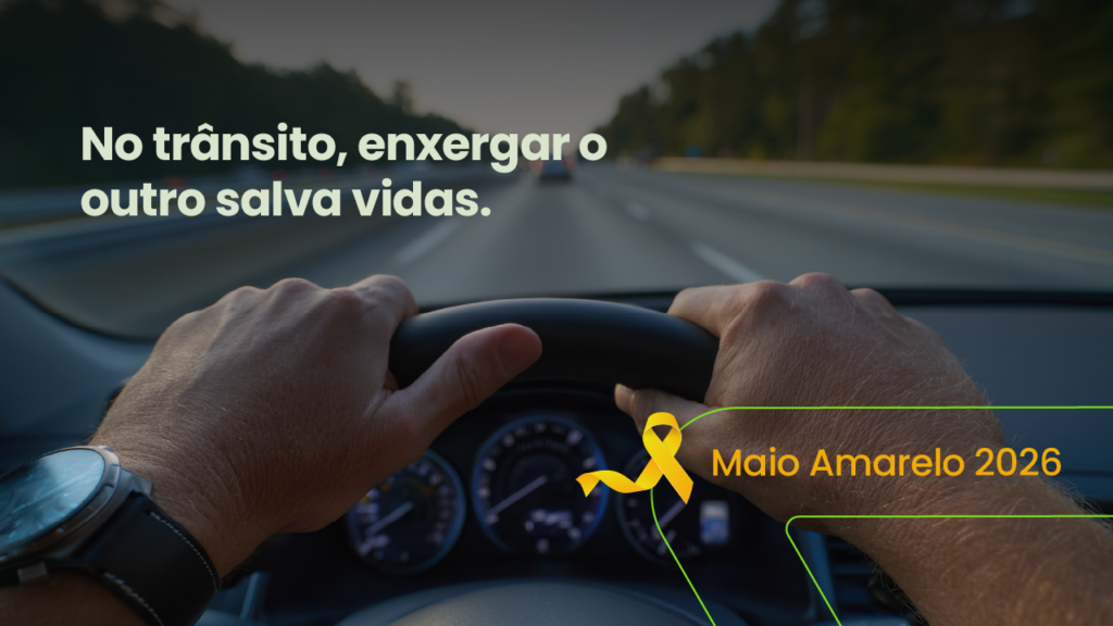 Motorista dirigindo em rodovia com a mensagem “No trânsito, enxergar o outro salva vidas” e destaque para Maio Amarelo 2026, reforçando a importância da segurança no trânsito como estratégia de negócio para empresas e gestão de frotas.