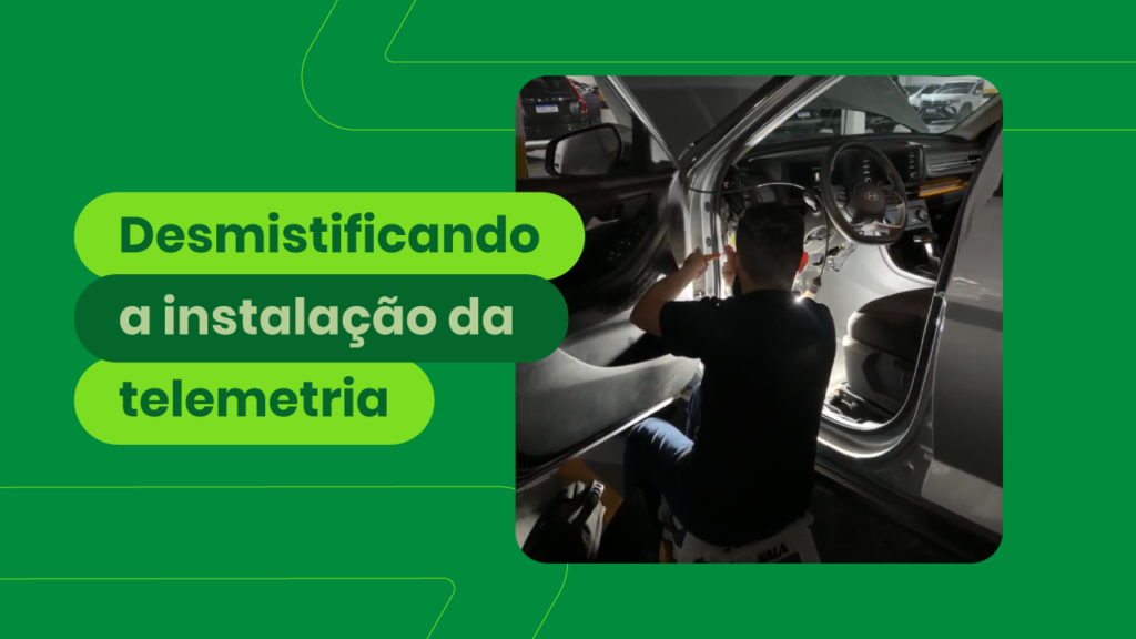 Técnico realizando instalação de rastreador de telemetria